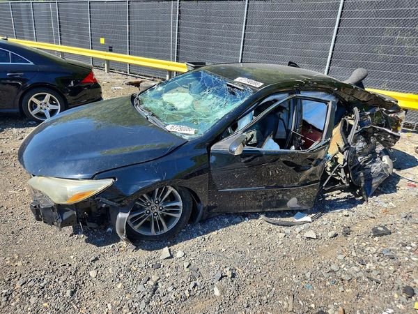 2015 TOYOTA CAMRY — Front 3/4