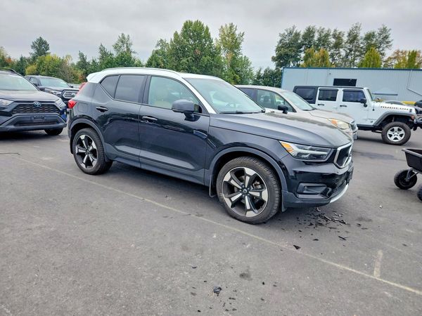 2020 VOLVO XC40 — Passenger 3/4