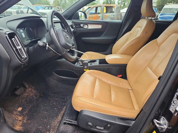 2020 VOLVO XC40 — DENT