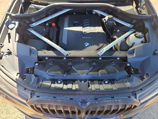2020 BMW X7 xDrive40i — Engine bay
