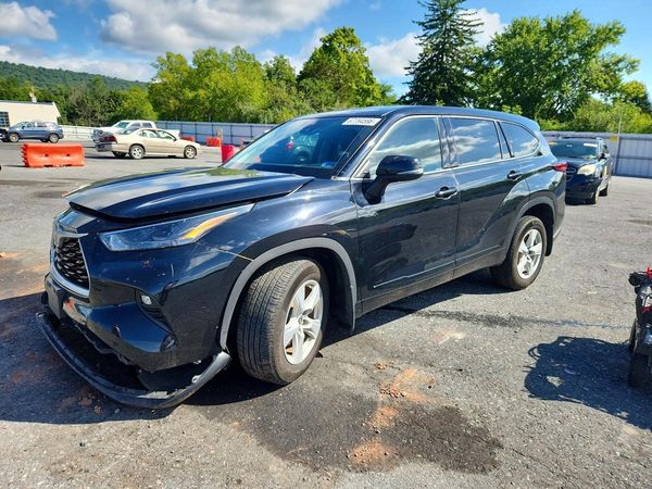 2022 TOYOTA HIGHLANDER LE — Front 3/4