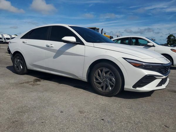 2024 HYUNDAI ELANTRA