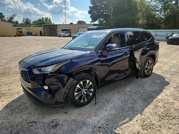 2020 TOYOTA HIGHLANDER XLE — Front 3/4