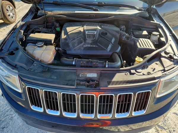 2015 JEEP GRAND CHEROKEE Limited — Engine bay