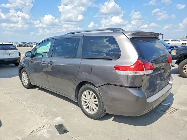 2012 TOYOTA SIENNA