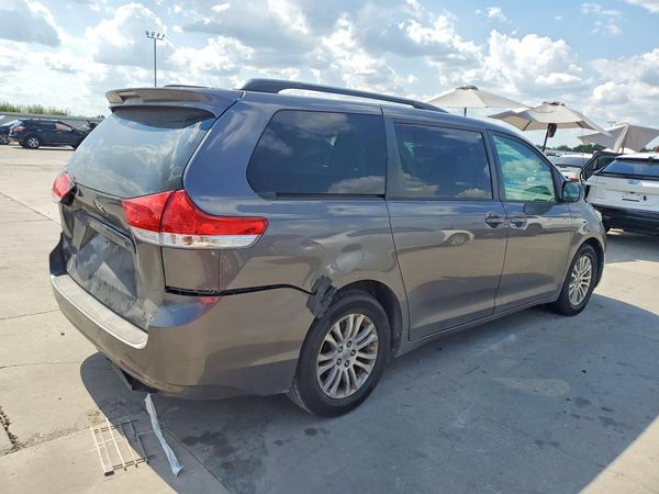 2012 TOYOTA SIENNA