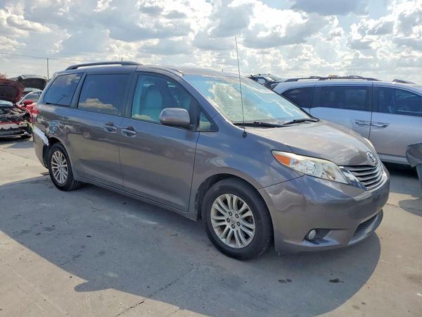2012 TOYOTA SIENNA