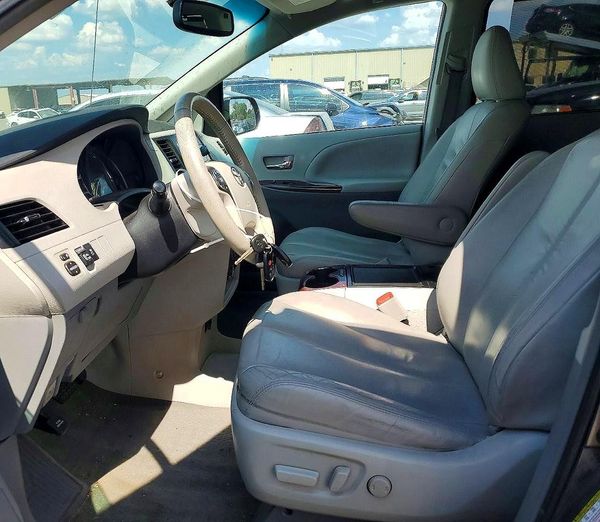 2012 TOYOTA SIENNA