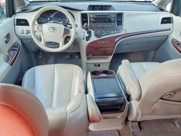 2012 TOYOTA SIENNA