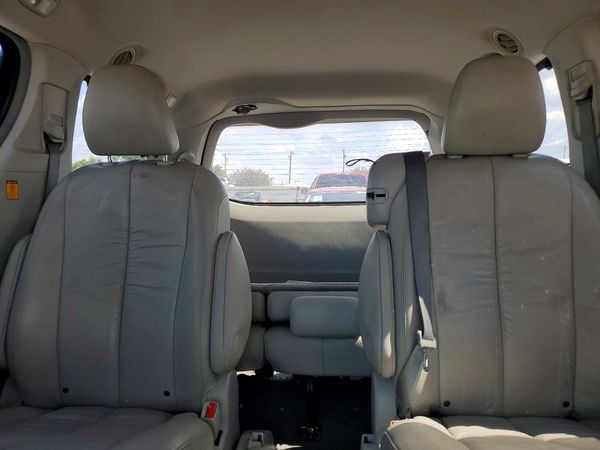 2012 TOYOTA SIENNA
