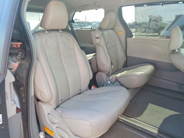 2012 TOYOTA SIENNA