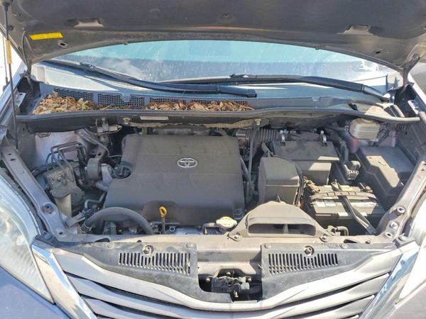 2012 TOYOTA SIENNA