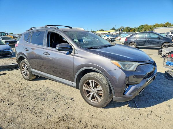 2018 TOYOTA RAV4 Adventure/XLE — Passenger 3/4