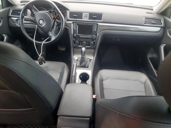 2017 VOLKSWAGEN PASSAT SE