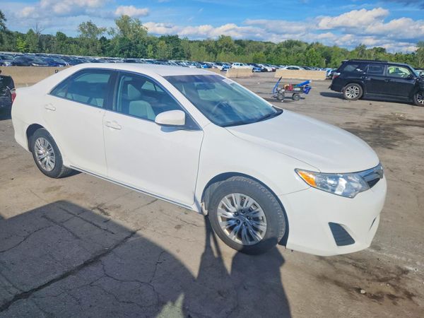 2014 TOYOTA CAMRY — Passenger 3/4