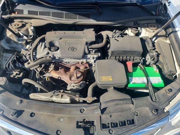 2014 TOYOTA CAMRY — Engine bay