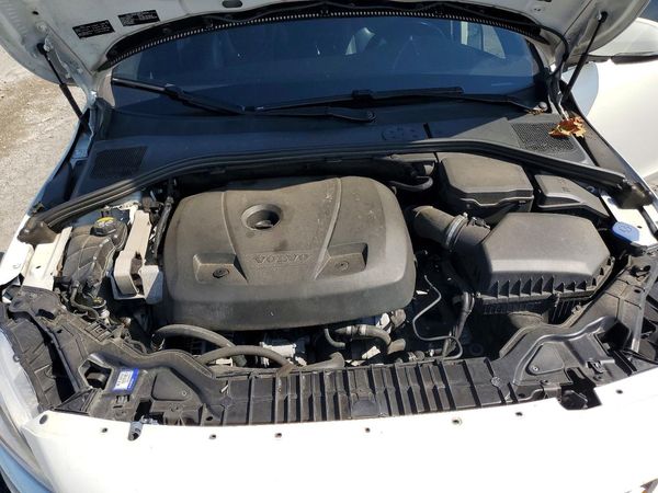 2016 VOLVO S60 SV33 Premier — Engine bay
