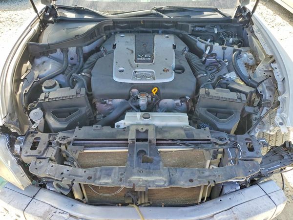 2013 INFINITI M37 — Engine bay