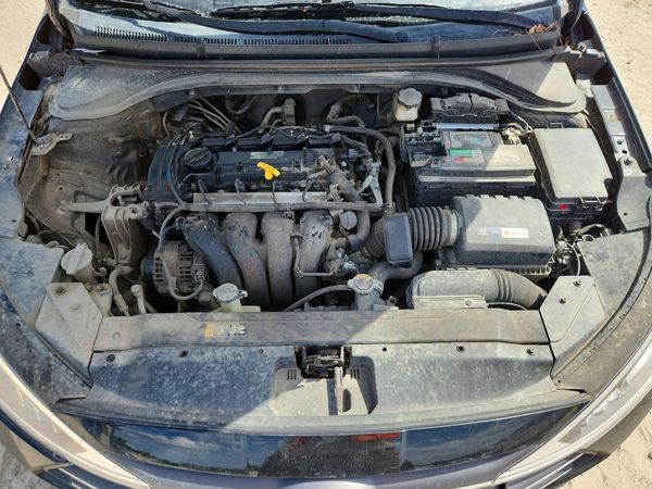 2019 HYUNDAI ELANTRA SE — Engine bay