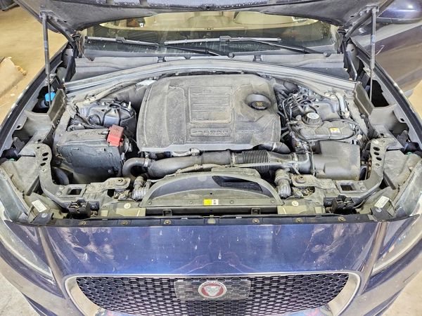 2019 JAGUAR F-PACE Prestige — Engine bay