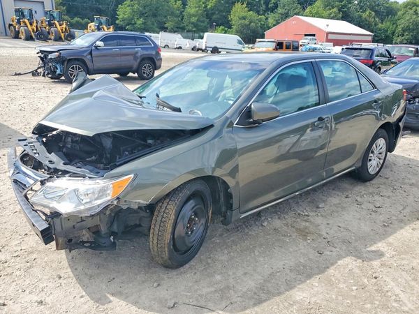 2014 TOYOTA CAMRY — Front 3/4