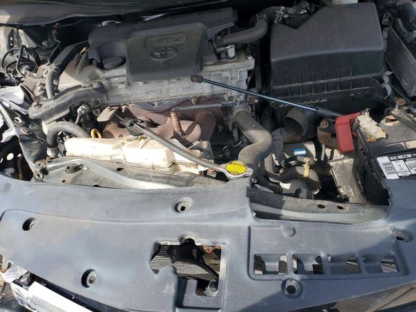 2014 TOYOTA CAMRY — Engine bay
