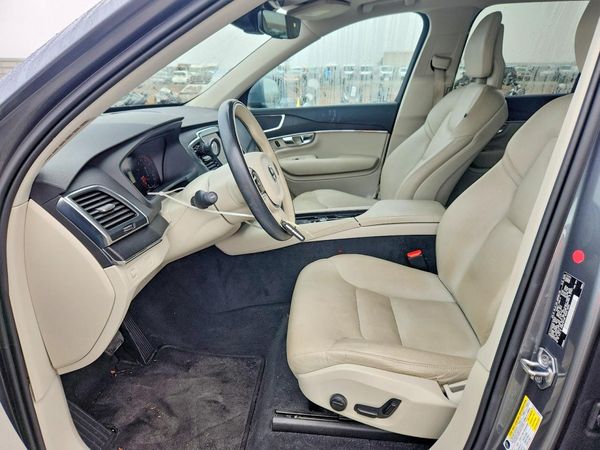 2020 VOLVO XC90 Momentum