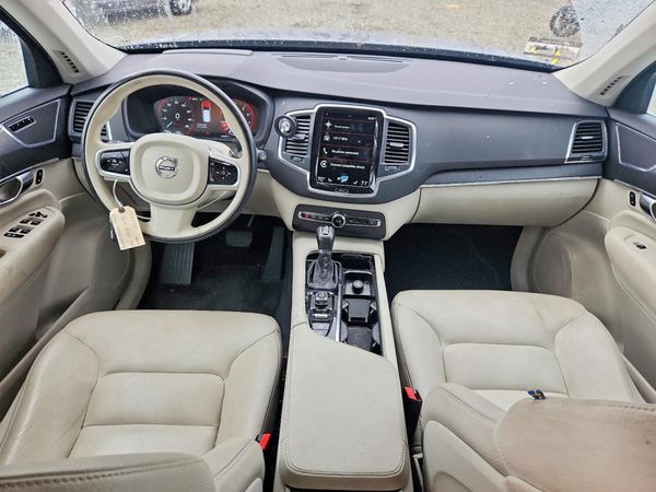 2020 VOLVO XC90 Momentum