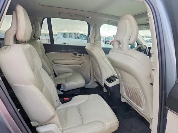 2020 VOLVO XC90 Momentum