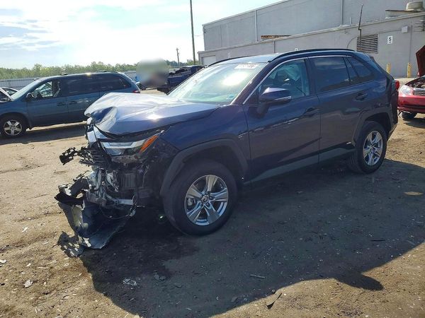 2024 TOYOTA RAV4 XLE — Front 3/4