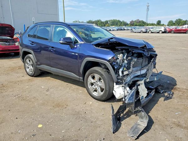 2024 TOYOTA RAV4 XLE — Passenger 3/4