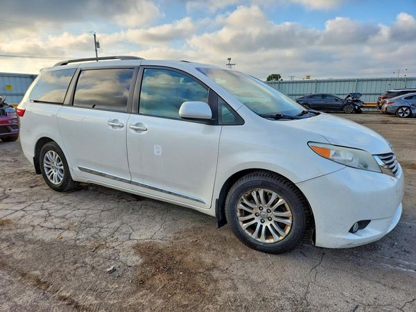 2017 TOYOTA SIENNA