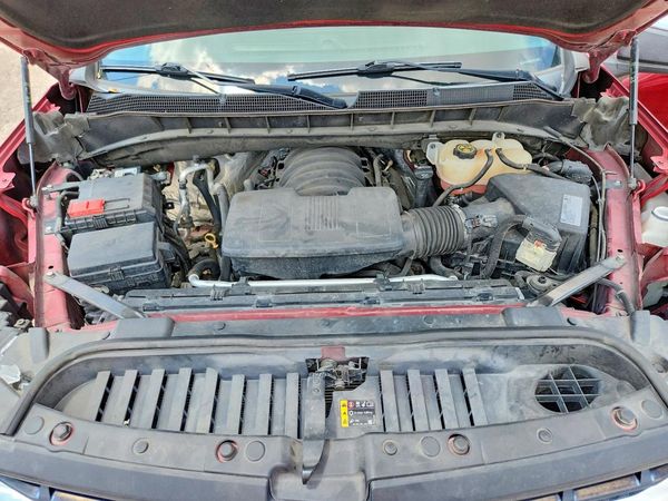 2019 CHEVROLET SILVERADO LT — Engine bay