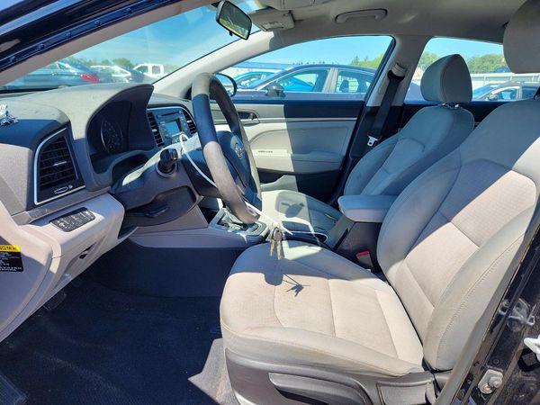 2017 HYUNDAI ELANTRA SE Base — DENT