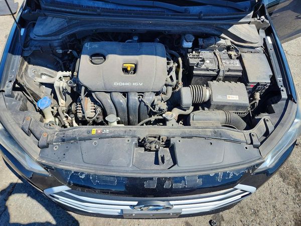 2017 HYUNDAI ELANTRA SE Base — Engine bay