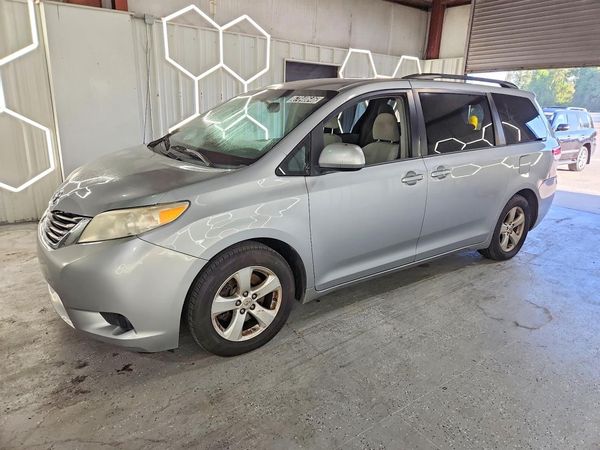 2014 TOYOTA SIENNA