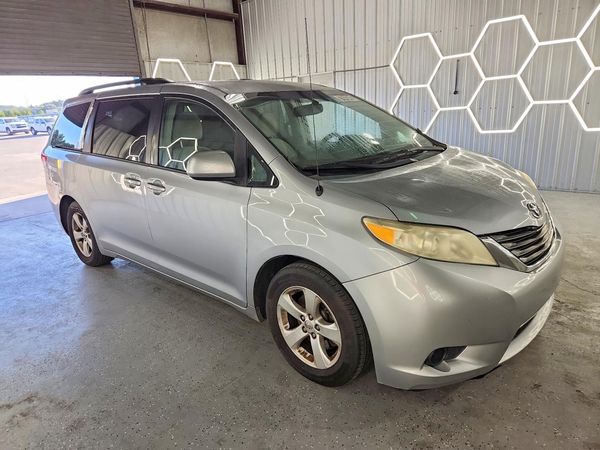 2014 TOYOTA SIENNA