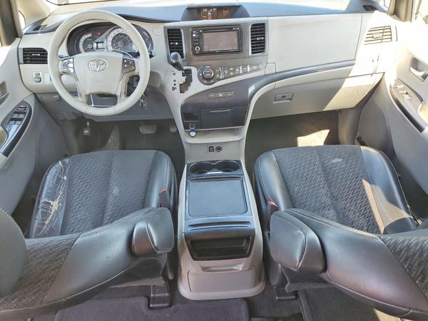 2012 TOYOTA SIENNA