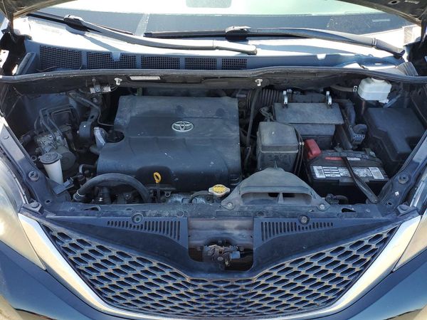2012 TOYOTA SIENNA