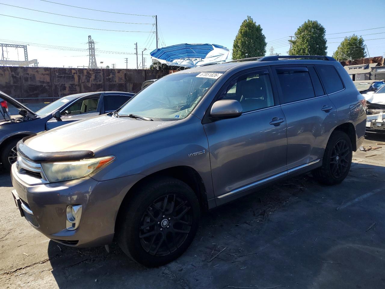 2013 TOYOTA HIGHLANDER Base/Hybrid — Front 3/4