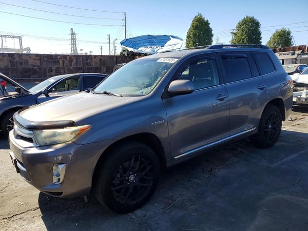 2013 TOYOTA HIGHLANDER — DSFA — Front 3/4