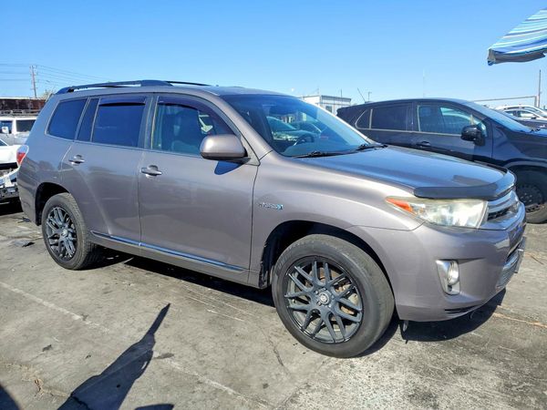 2013 TOYOTA HIGHLANDER Base/Hybrid — Passenger 3/4