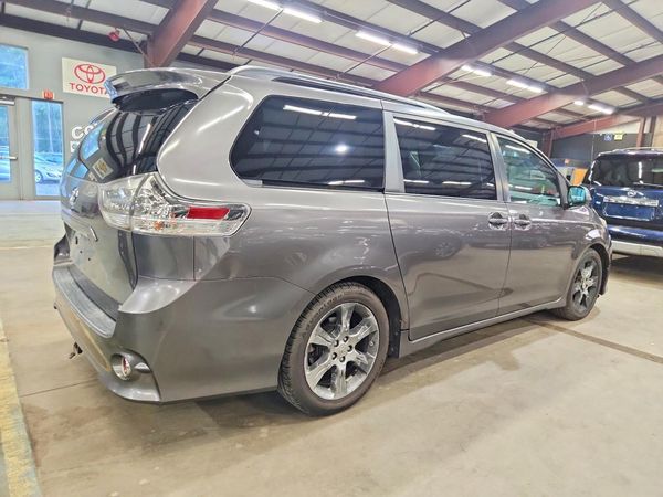 2012 TOYOTA SIENNA