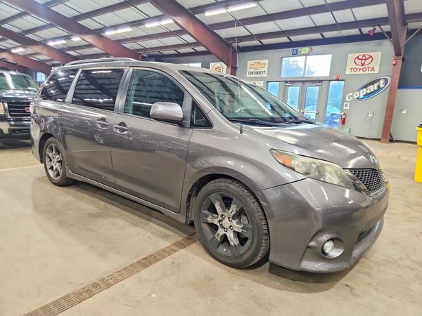 2012 TOYOTA SIENNA