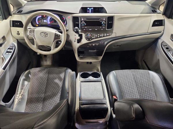 2012 TOYOTA SIENNA