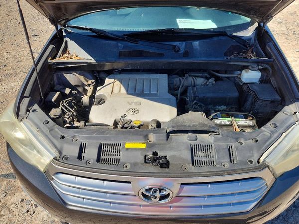 2012 TOYOTA HIGHLANDER Base/Hybrid — Engine bay