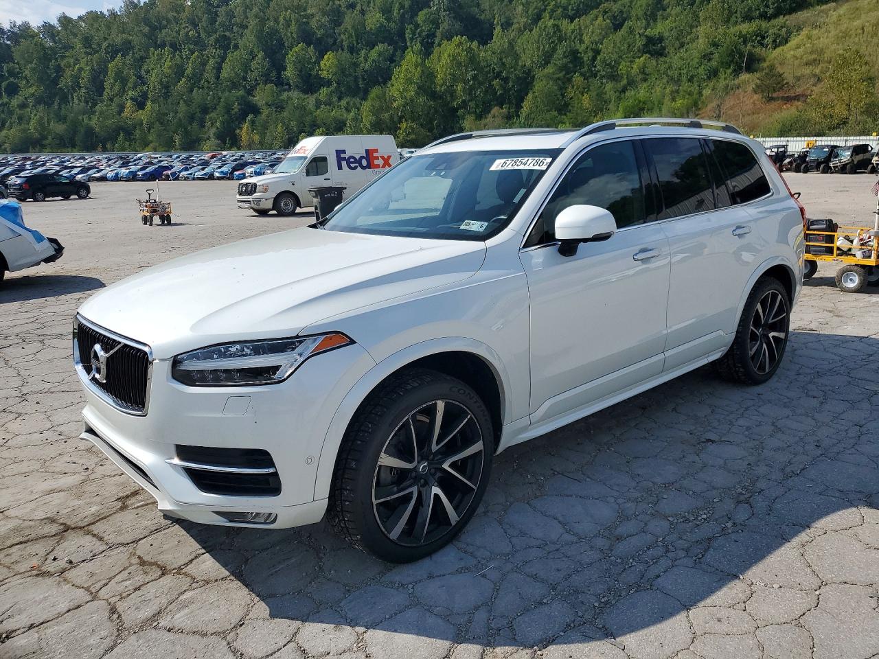 2019 VOLVO XC90 Momentum — Front 3/4