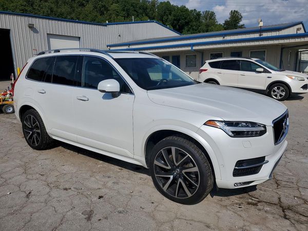 2019 VOLVO XC90 Momentum — Passenger 3/4