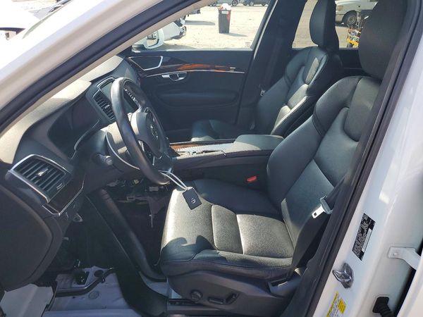2019 VOLVO XC90 Momentum — DENT