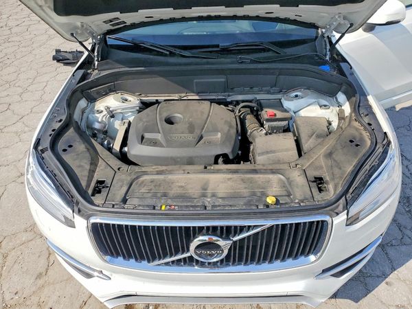 2019 VOLVO XC90 Momentum — Engine bay